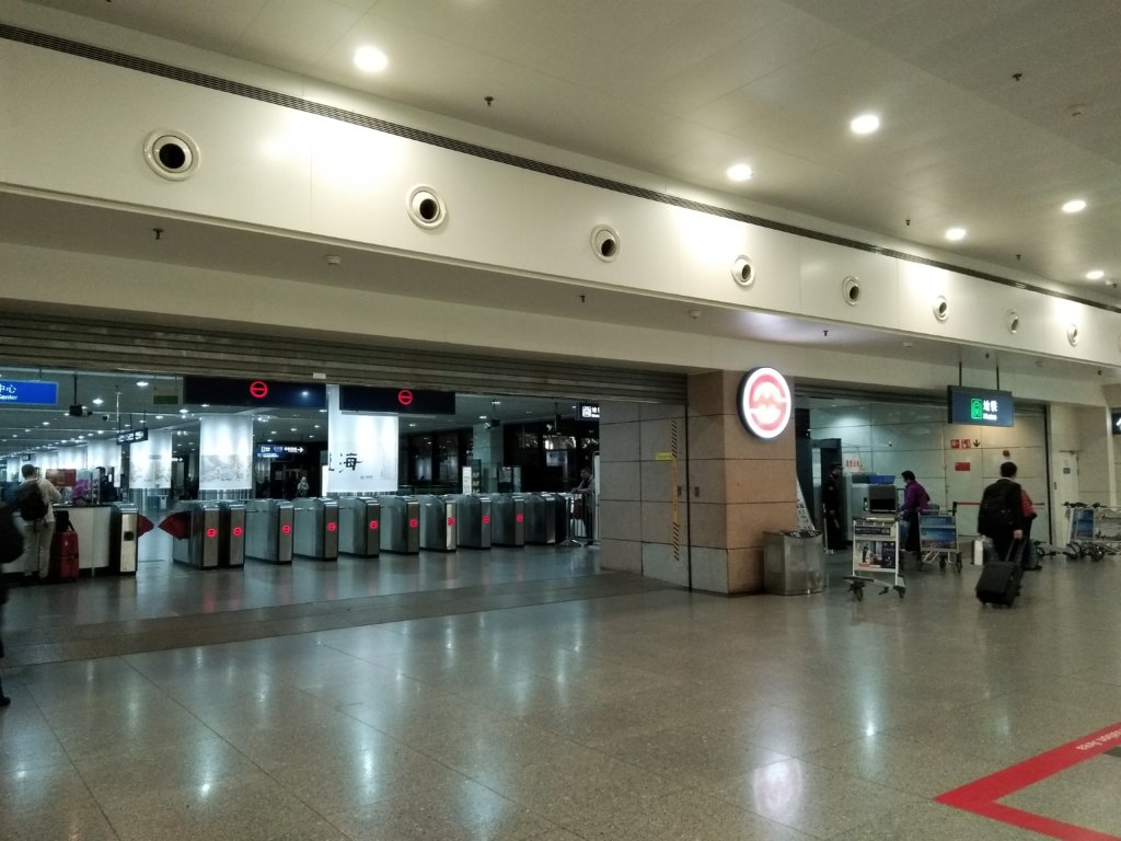 上海浦東空港と上海虹橋空港の間を地下鉄2号線で移動する
